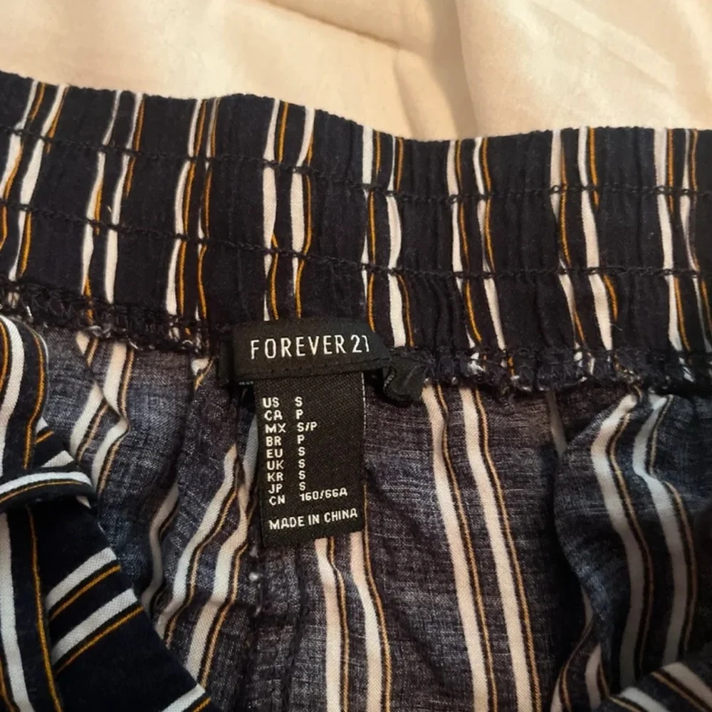 Forever 21 Dressy Striped Shorts - Size Small - Picture 3 of 3